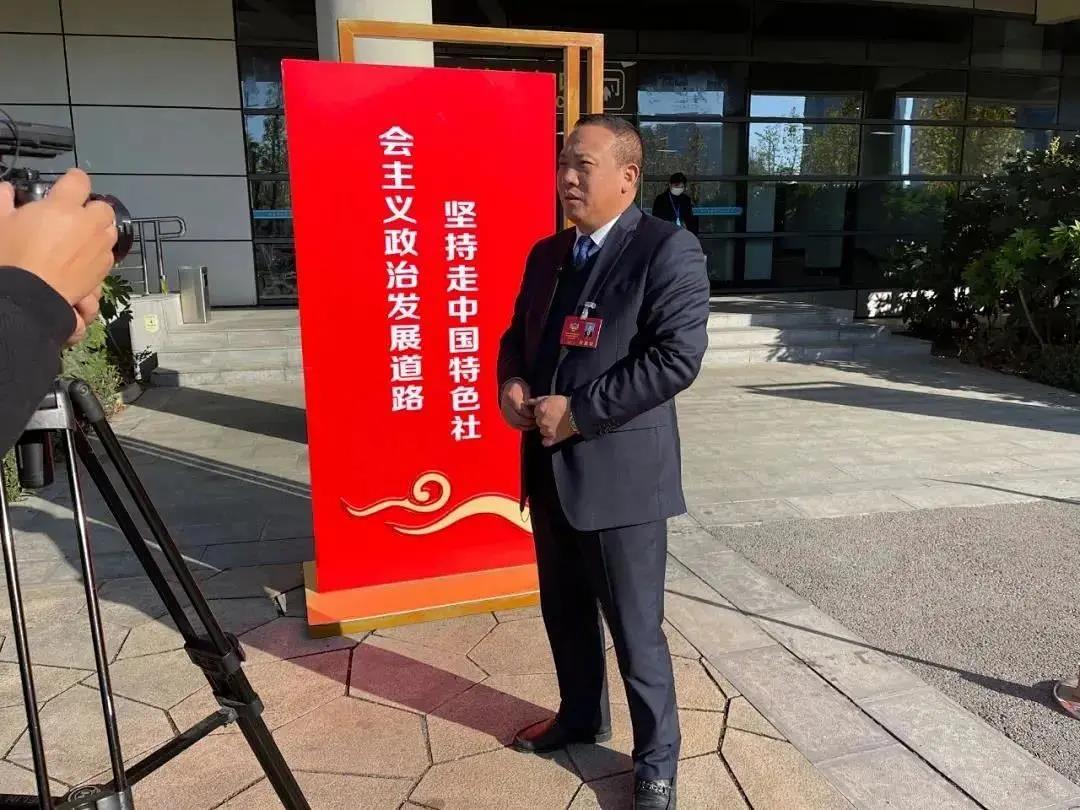 枝江市黨代表、政協(xié)委員、友焜建工集團黨支部書記、董事長張加友出席政協(xié)枝江市第七屆委員會第一次會議